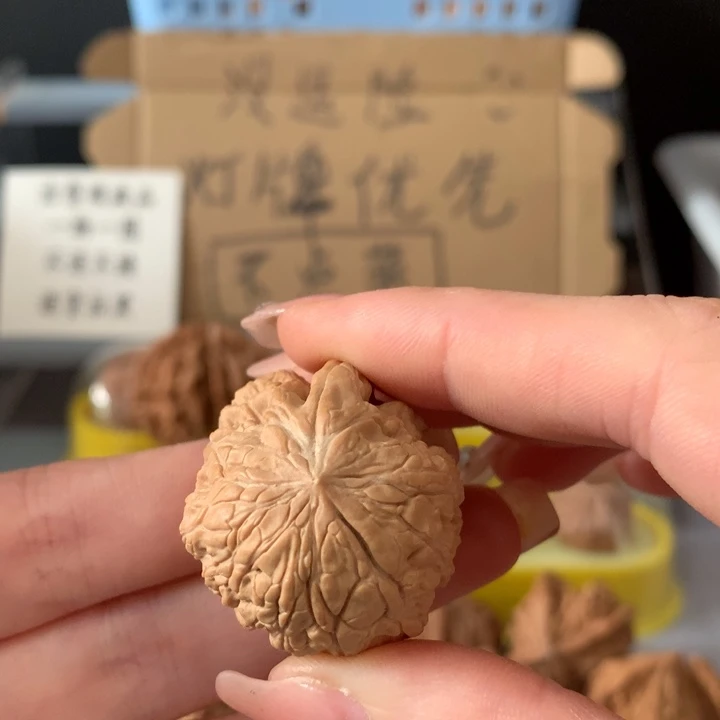 举***独吊坠文玩核桃异形单只，有瑕疵
