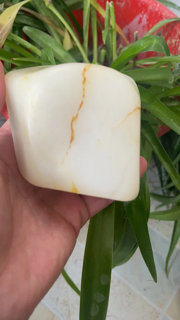 691克和田玉原石吊坠