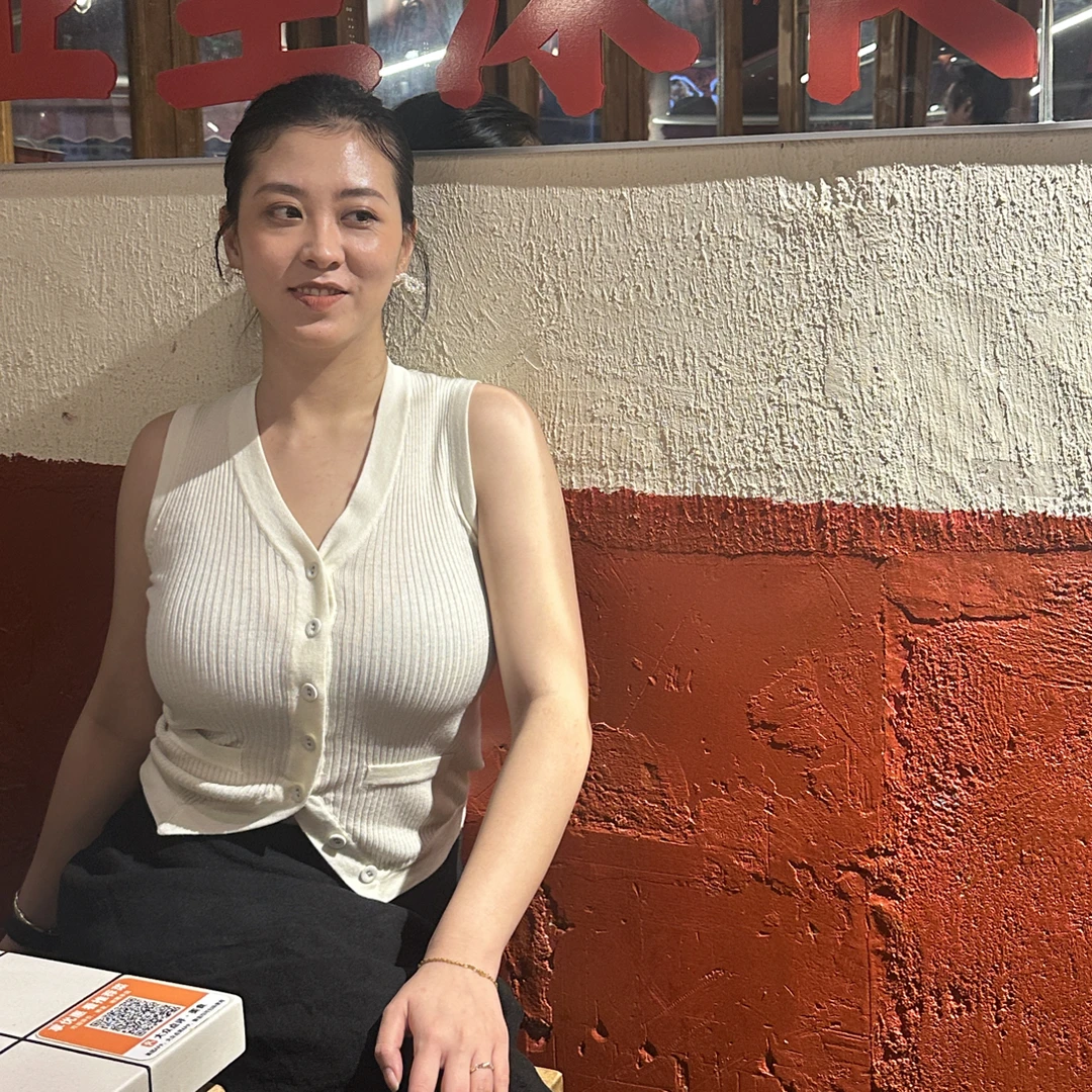 不规则坑条肌理简约V领修身针织女背心百搭时尚弹性