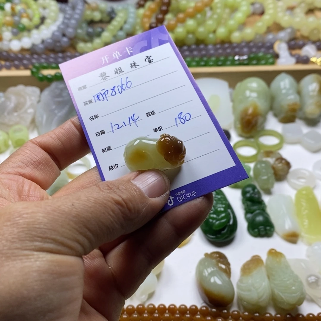 用***4和田玉（糖玉）未镶嵌颈饰