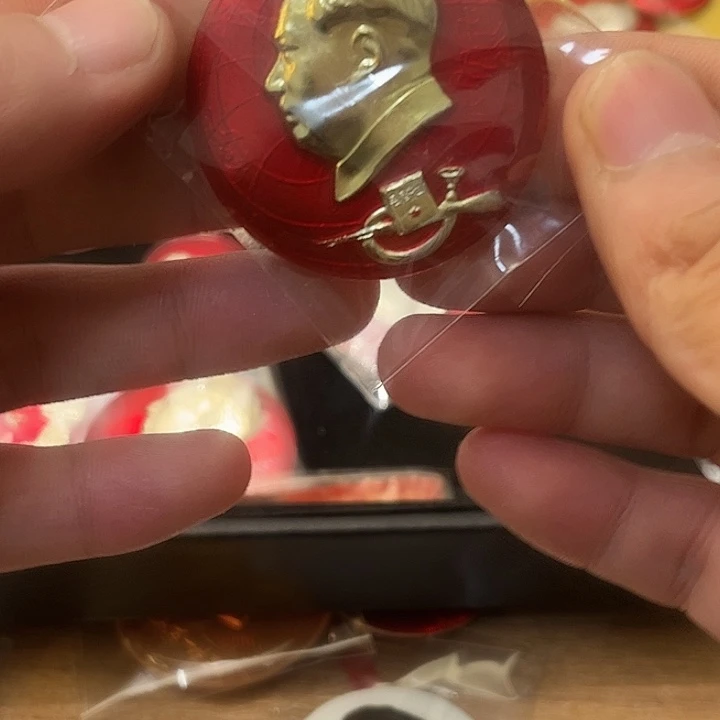 纤***.像章一一一一一高贵轻言
