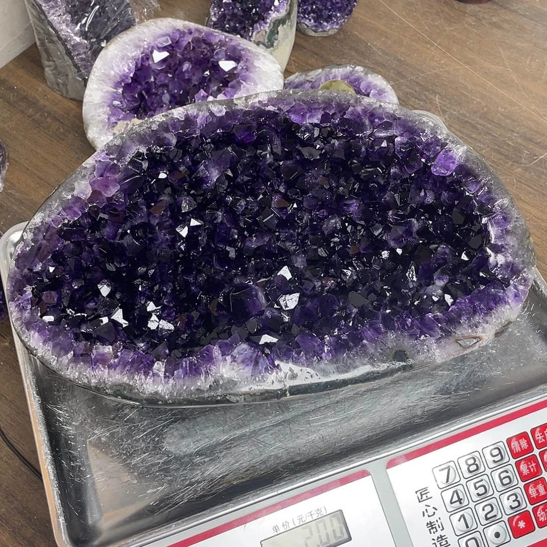昕***玥紫晶未镶嵌大型摆件（非配饰）