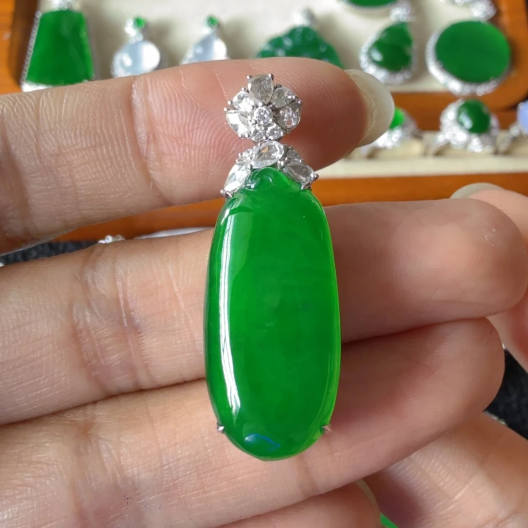 翡翠18K金镶嵌颈饰吊坠