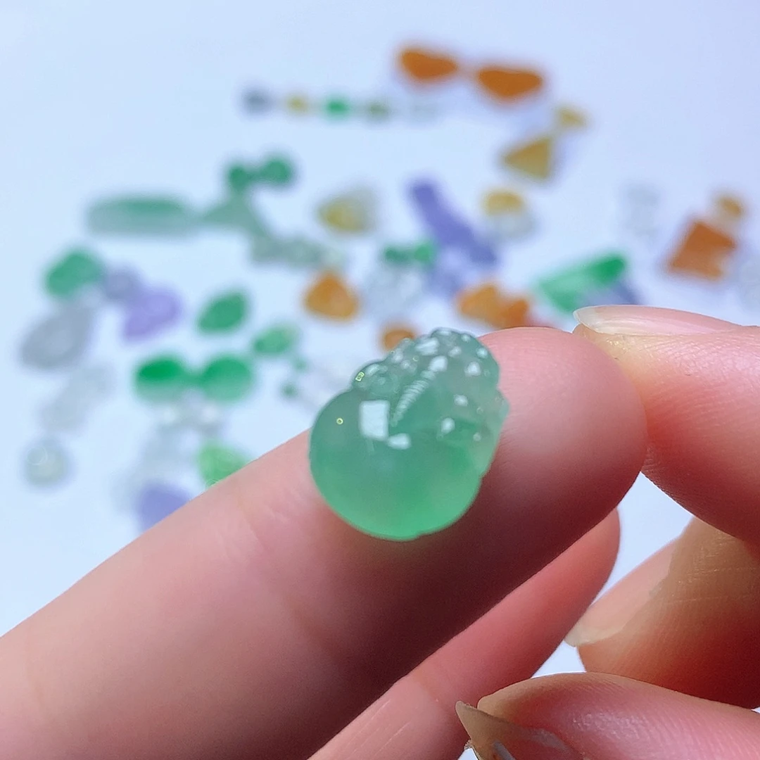 翡翠未镶嵌颈饰皮休