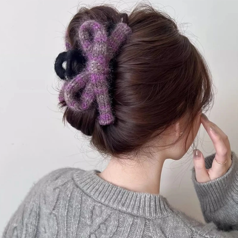 甜美粉绿蝴蝶结毛线抓夹女新款秋冬毛绒发夹后脑勺鲨鱼夹高级感
