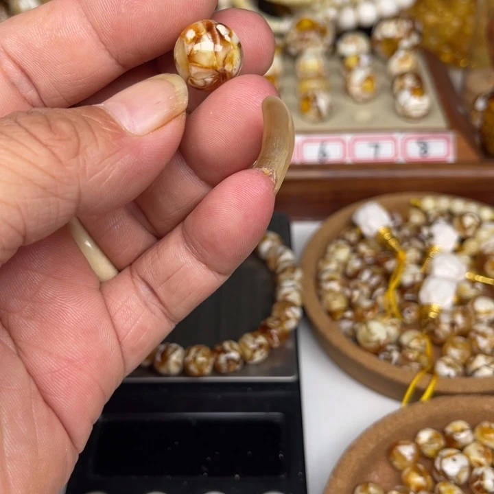 未镶嵌琥珀裸石38号