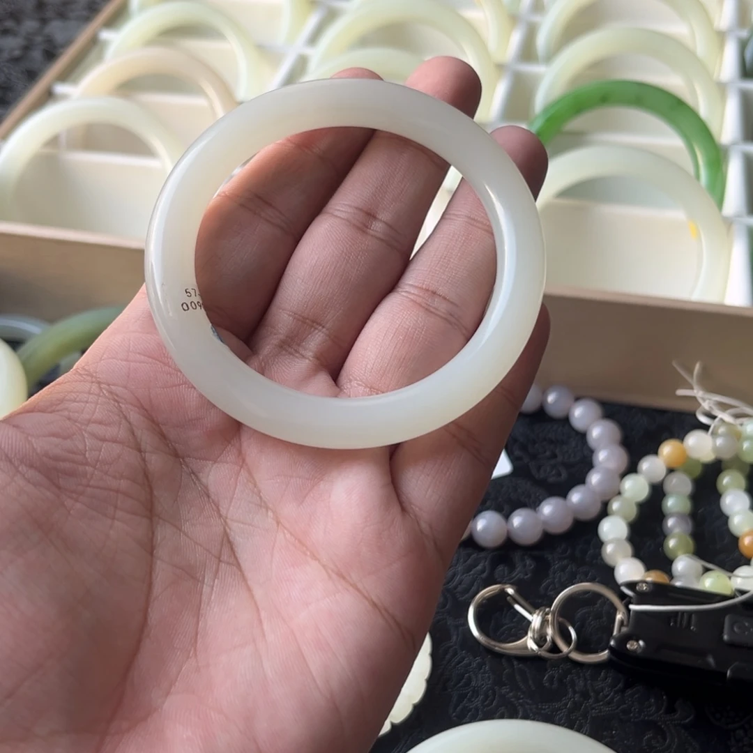 和田玉未镶嵌手镯