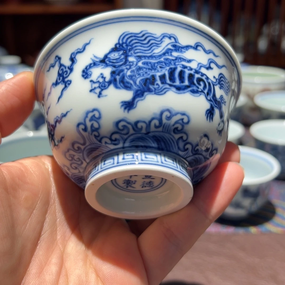 杯青花海水象形龙压手杯口径约9.5厘米