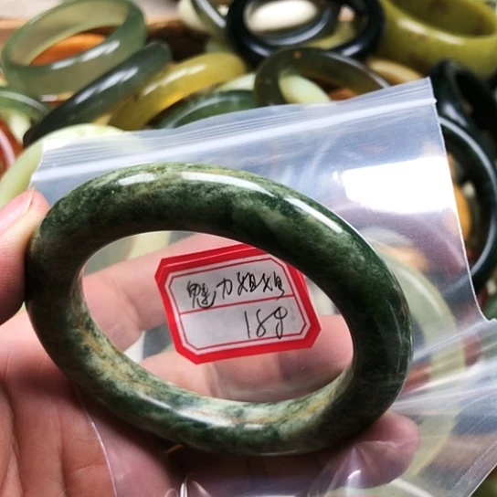 蛇纹石玉手镯未镶嵌魅***姐