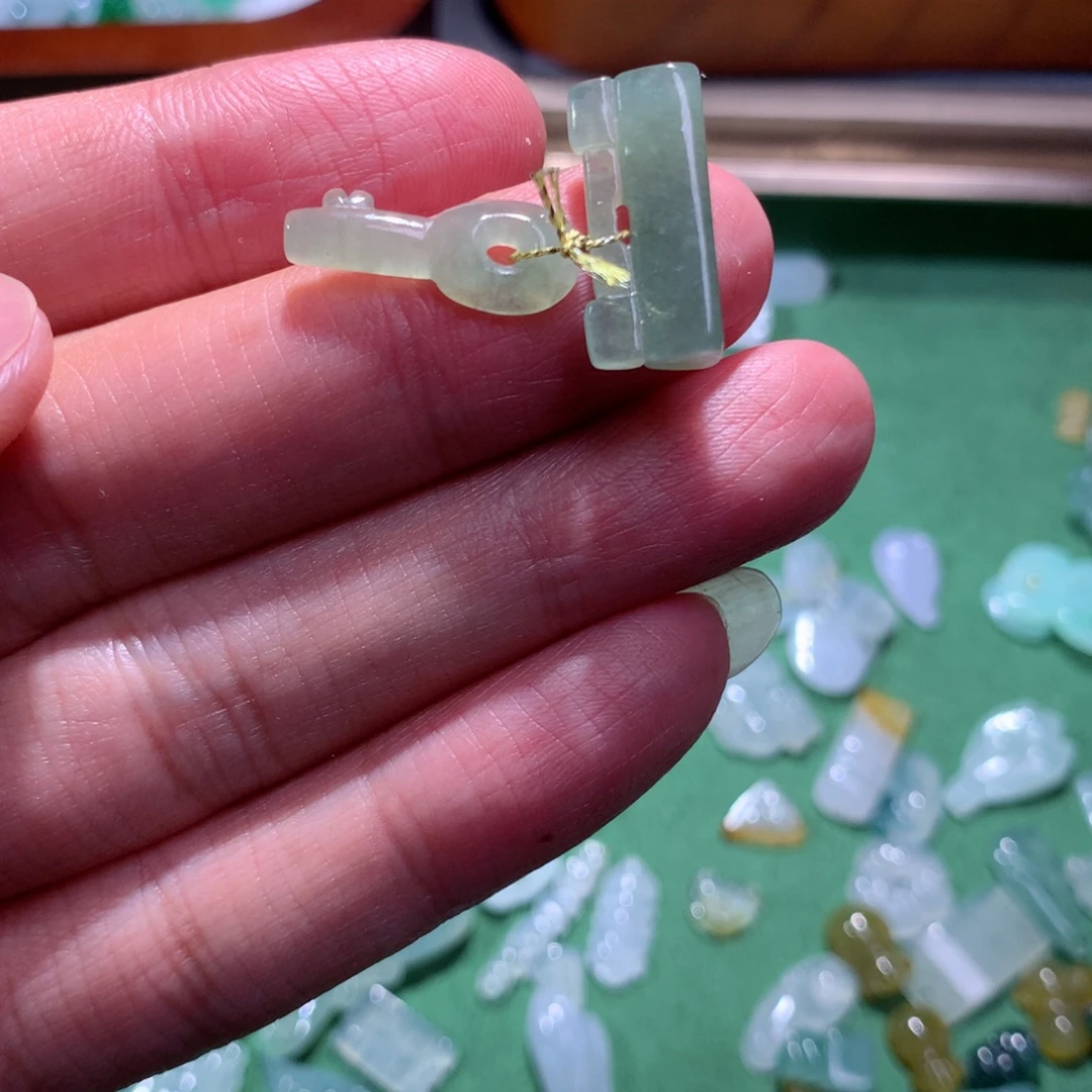 翡翠未镶嵌颈饰钥匙