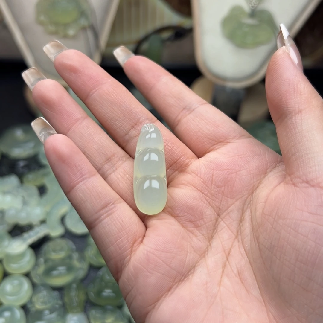蛇纹石玉未镶嵌颈饰福豆