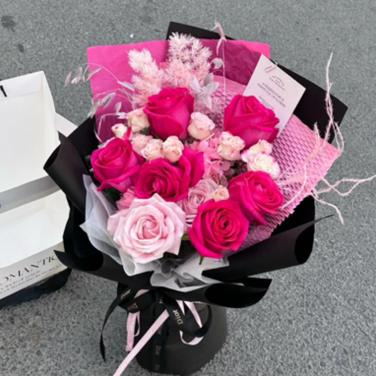 9支粉玫瑰多头玫瑰混搭花束