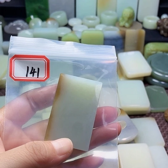 小***点颈饰未镶嵌和田玉