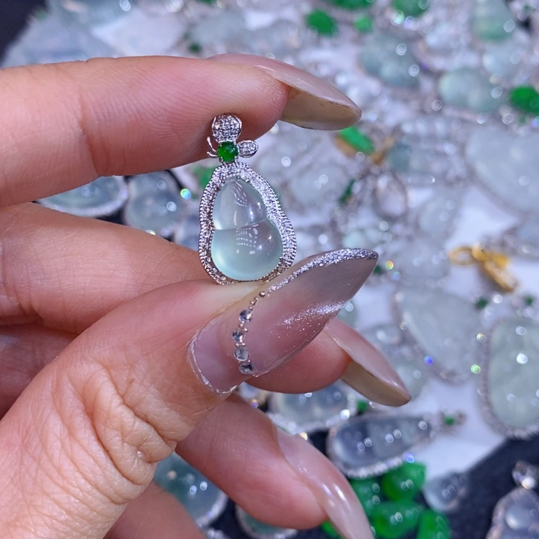 翡翠18K金镶嵌颈饰