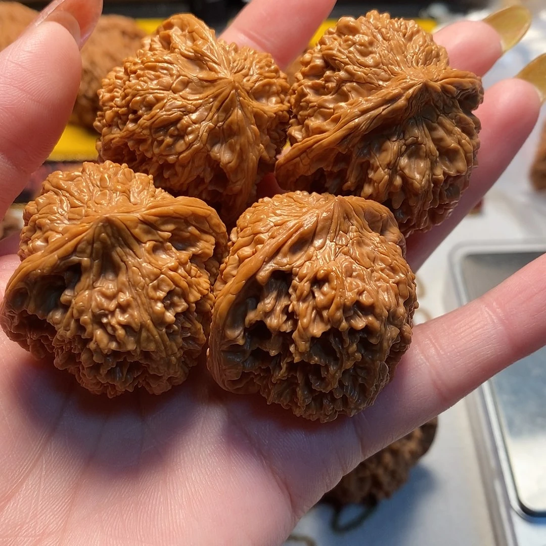 桃核把件两对有色差的满天星