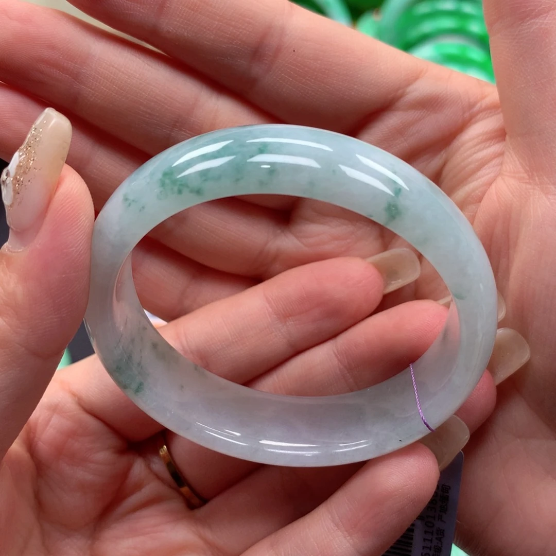 翡翠手镯未镶嵌翡翠