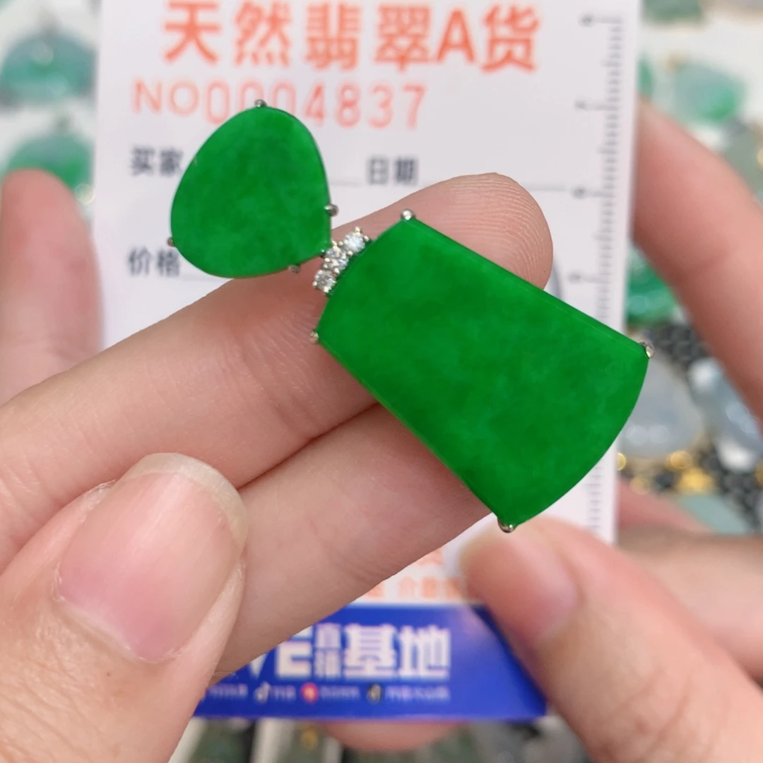 翡翠18K金镶嵌颈饰无事牌