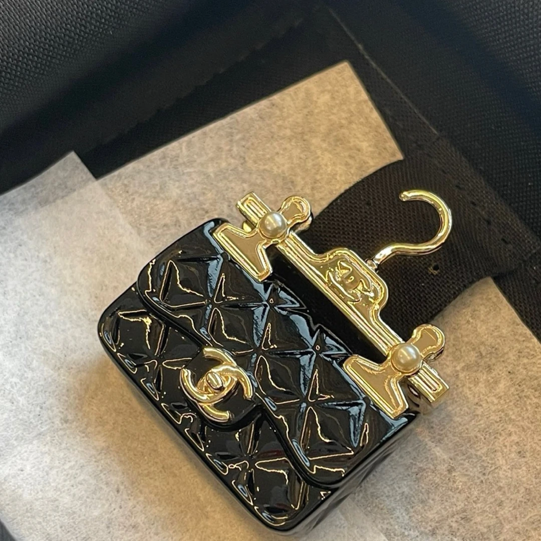 95新 Chanel/香奈儿 只盒/ 23c新款亚克力珍珠衣架胸针