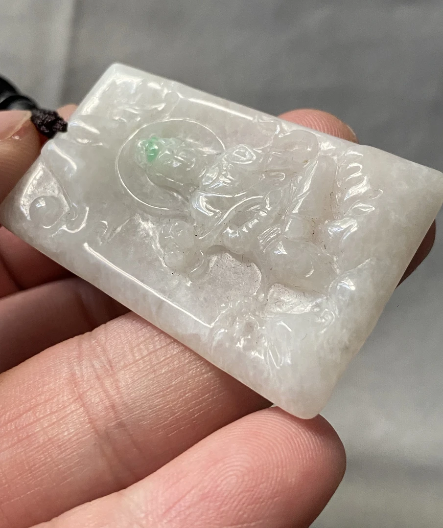 有年份的男士翡翠观音吊坠白色飘绿精雕