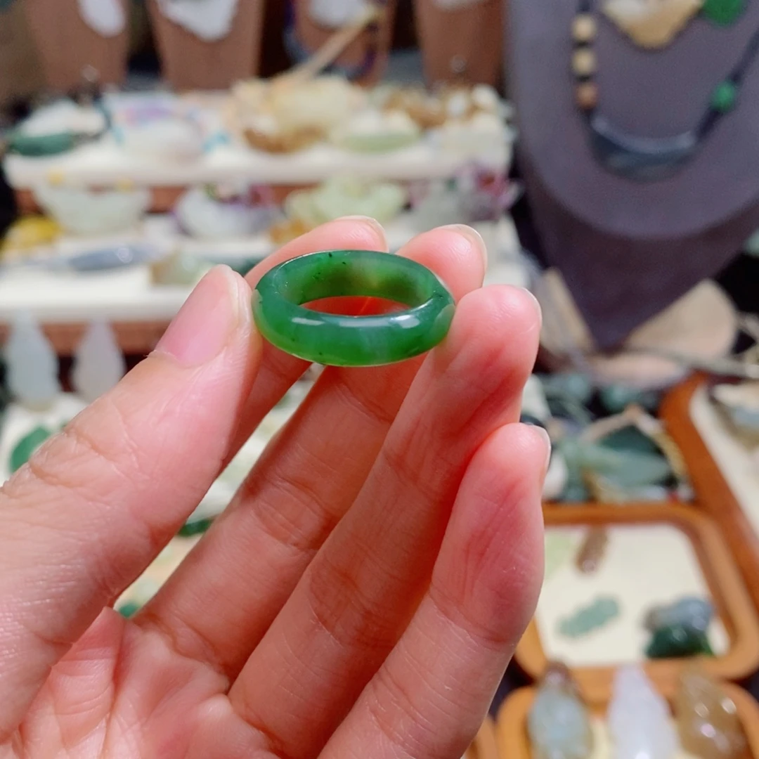 葡***萄和田玉未镶嵌颈饰