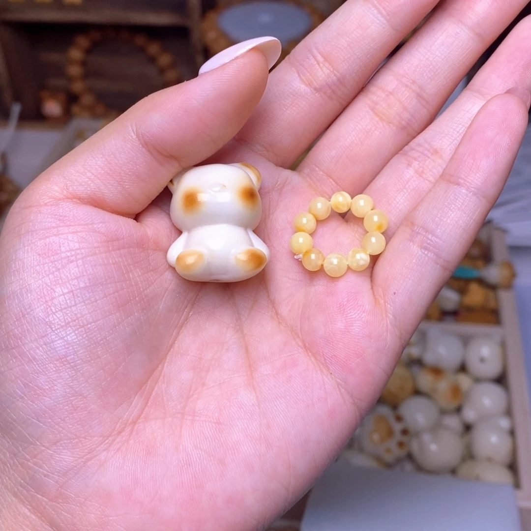 青***春猴头核桃吊坠蜜卡，小熊