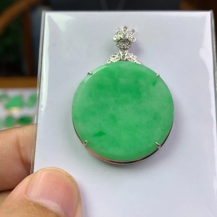 颈饰18K金镶嵌翡翠