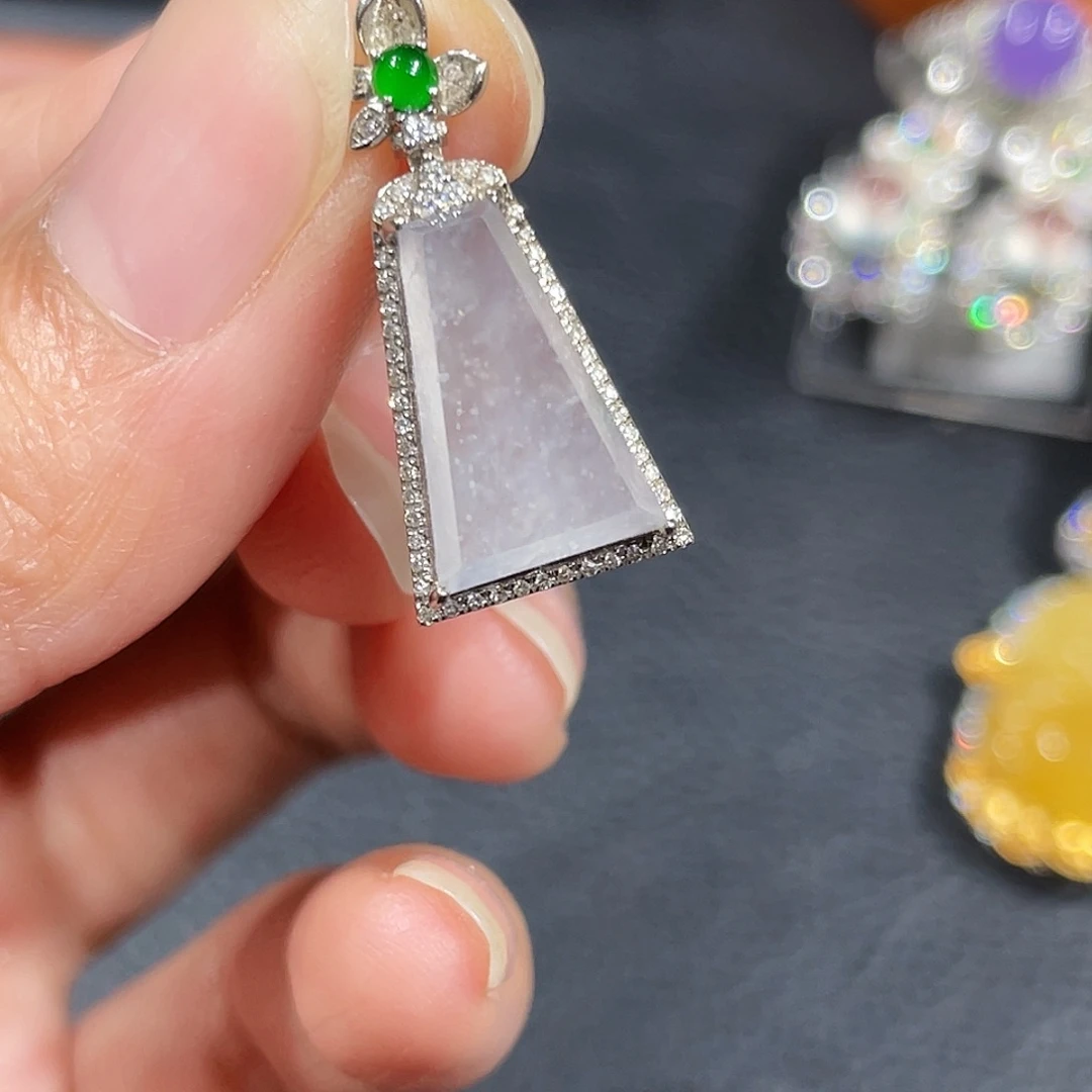 颈饰18K金镶嵌翡翠