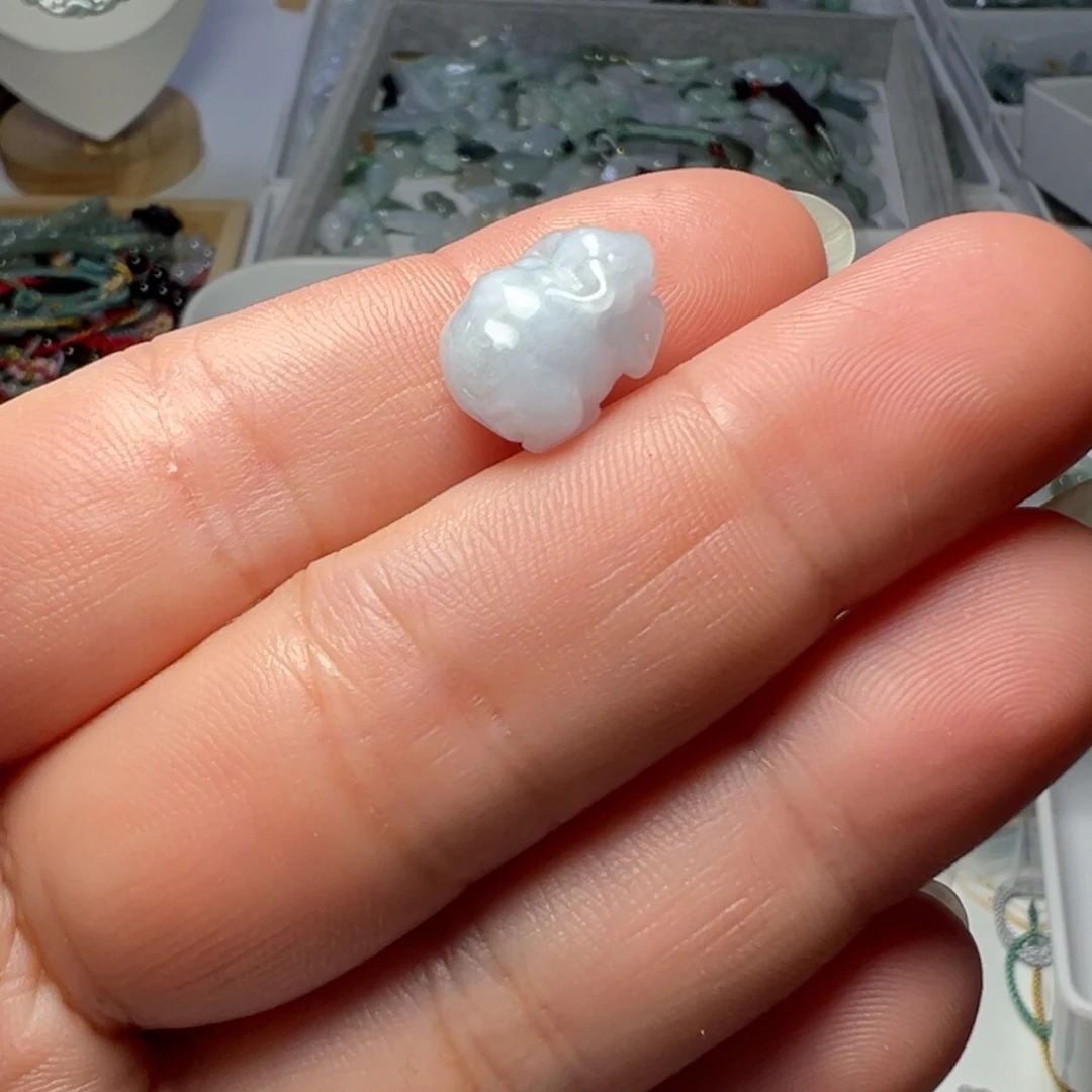 柿***顺翡翠未镶嵌颈饰通孔小牛一个