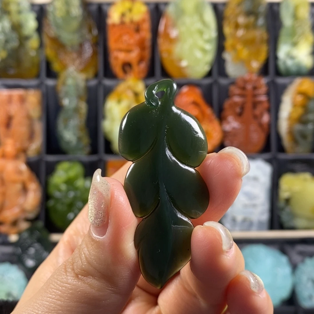 蛇纹石玉颈饰合金