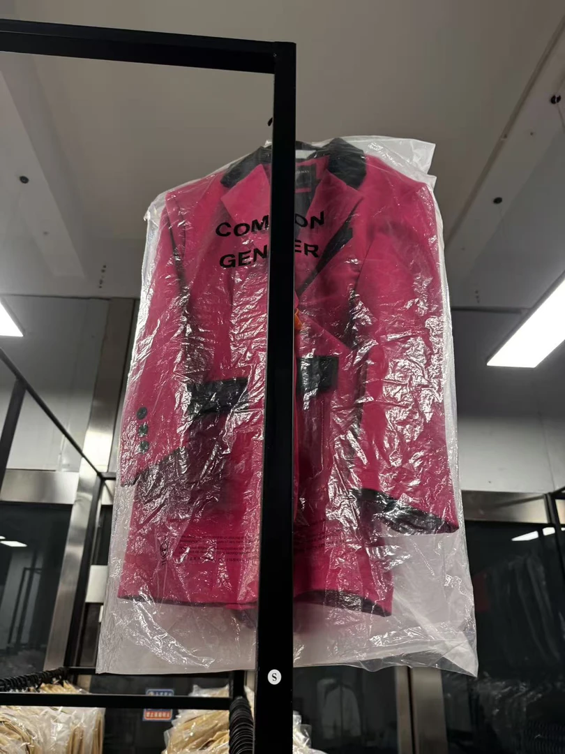 C·W 时装周」拼接领玫红色大版西装外套