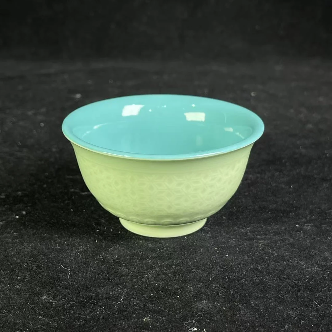 Y内松石绿釉外苹果绿暗刻花卉纹杯