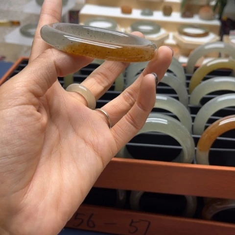 眉***选石英岩玉手镯未镶嵌