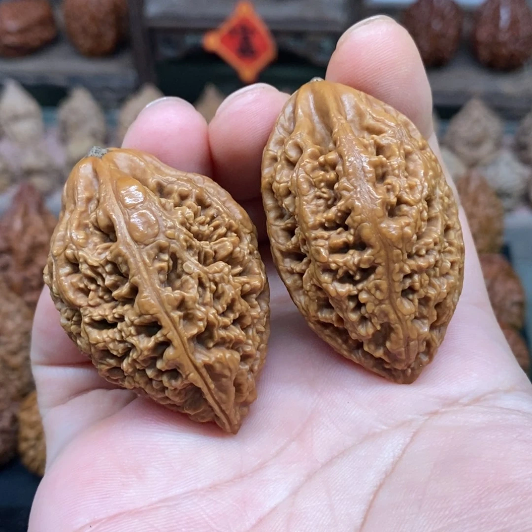 文玩核桃把件蚂蚁纹梭子
