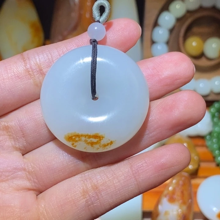 平***欢和田玉未镶嵌颈饰