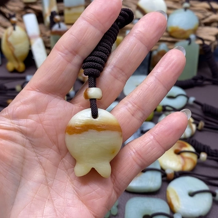 蛇纹石玉未镶嵌颈饰