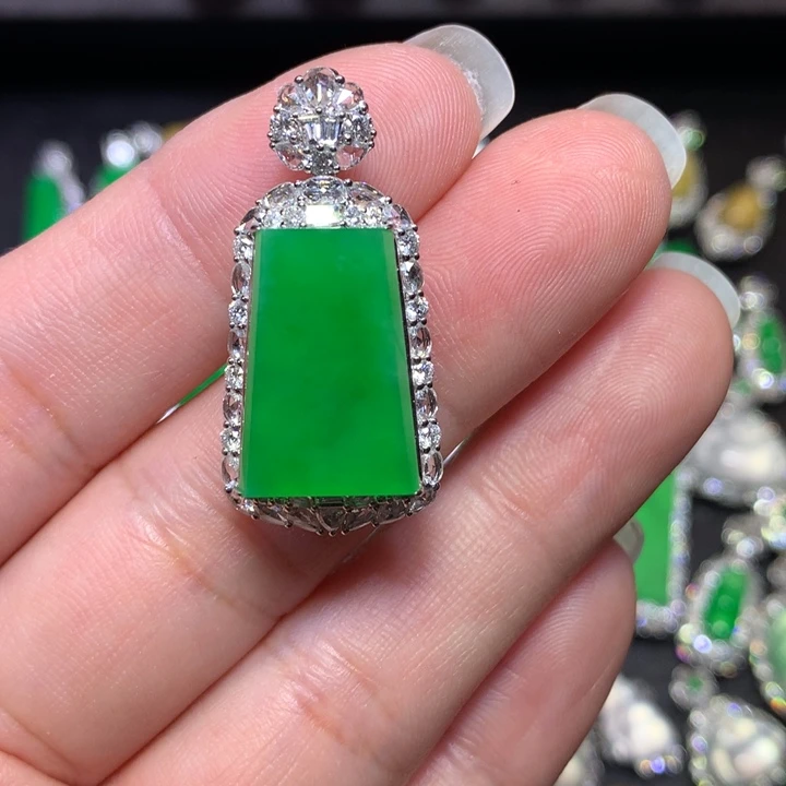 翡翠18K金镶嵌颈饰冰绿无事牌