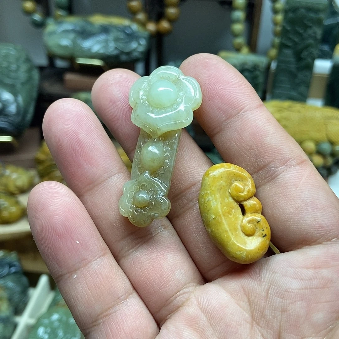 岫岩河磨玉（透闪石质玉）未镶嵌挂件吃***黑