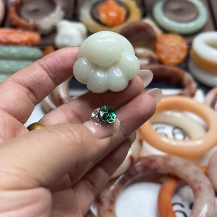 燕***Z石英岩玉合金颈饰