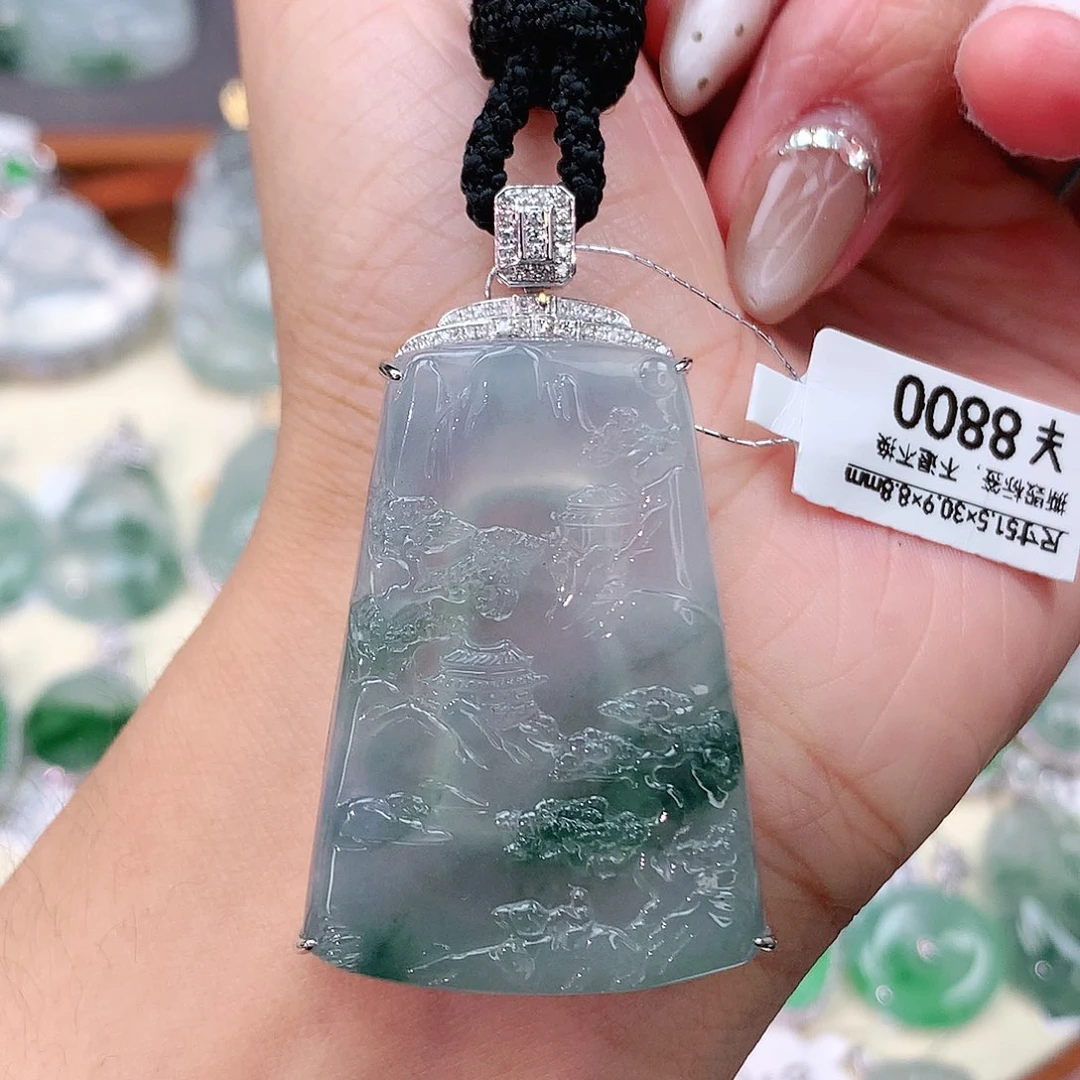 颈饰18K金镶嵌翡翠山水牌