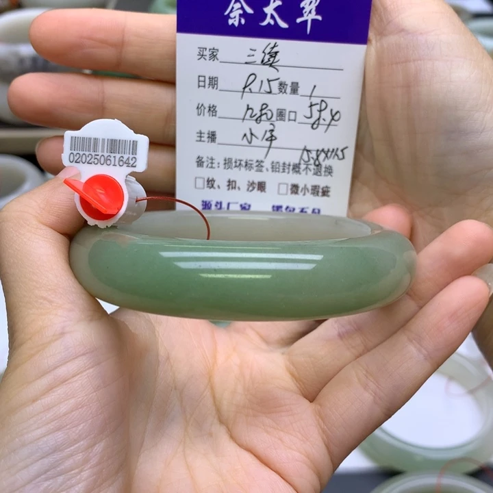 未镶嵌手镯石英质玉三*