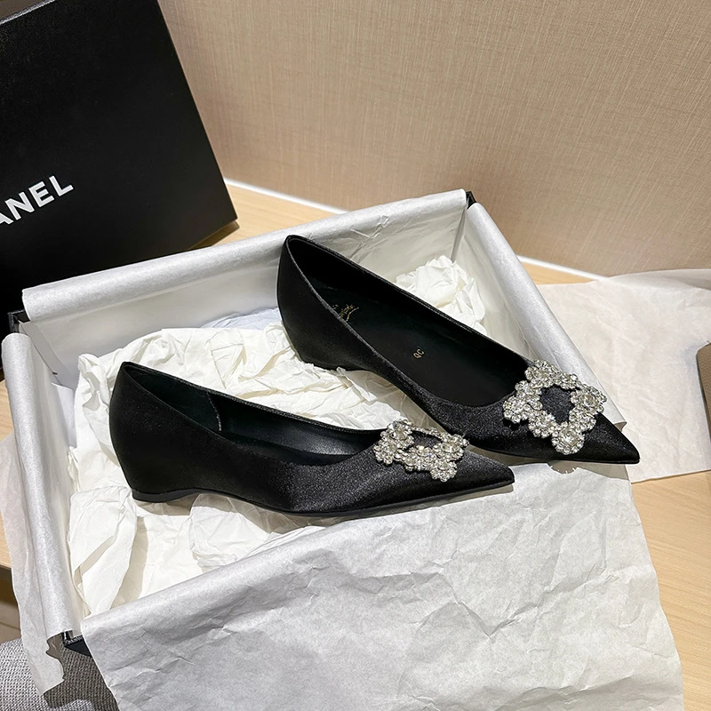 【桃气妮妮】平底鞋女新款2025年水钻方扣尖头浅口气质内增高单鞋