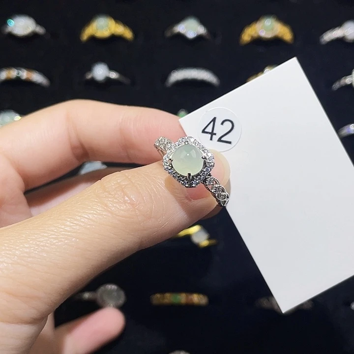 翡翠未镶嵌颈饰戒指