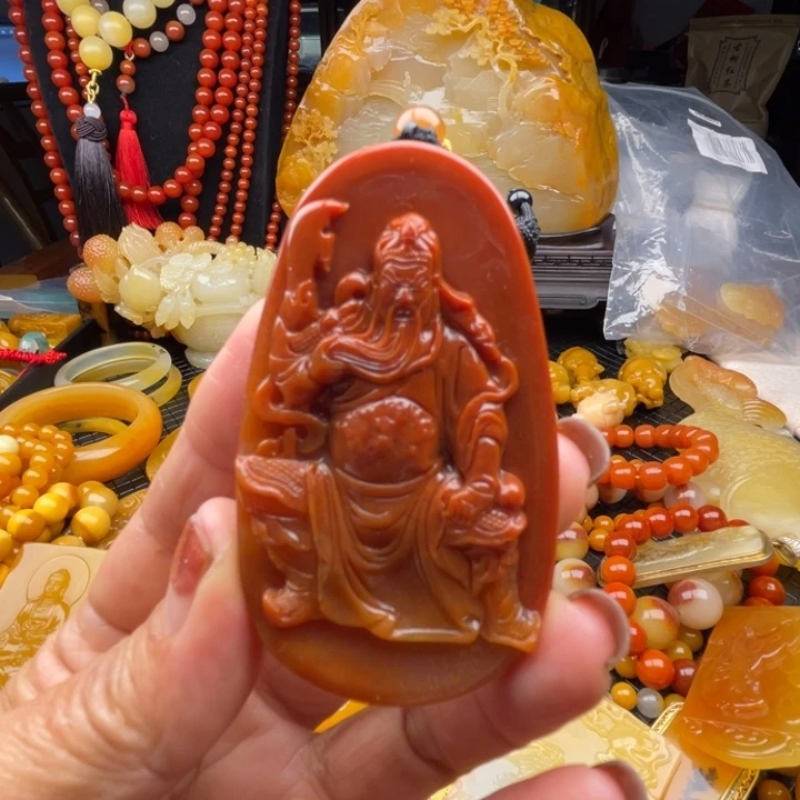 未镶嵌石英质玉（黄龙玉）颈饰