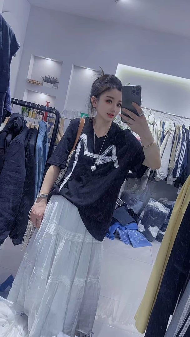 圆领休闲黑色T恤