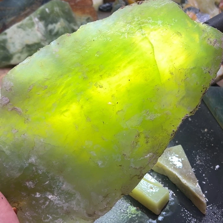 未镶嵌蛇纹石玉珠宝奇石