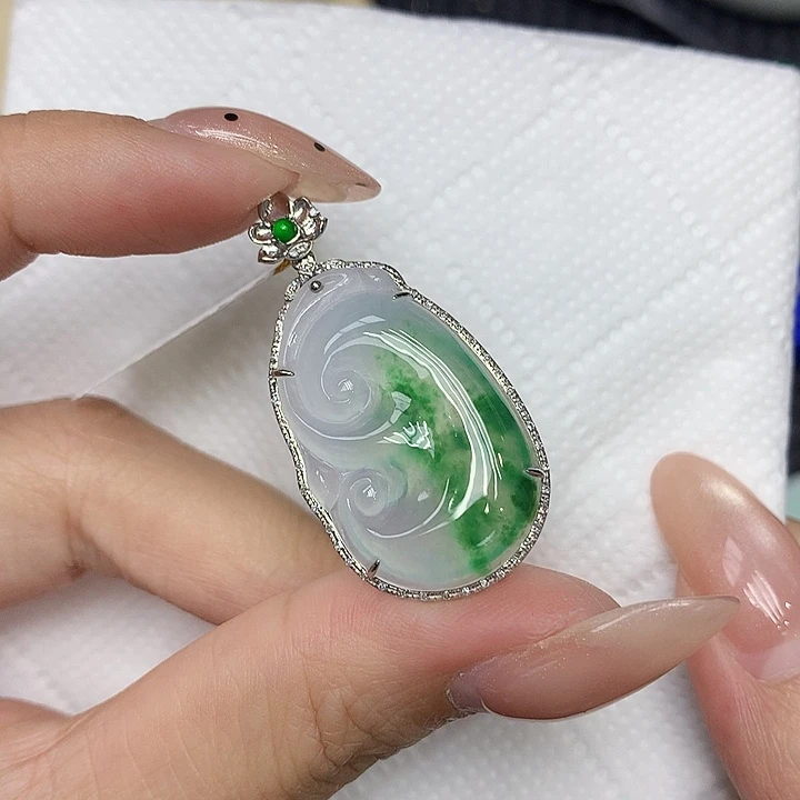 颈饰18K金镶嵌翡翠