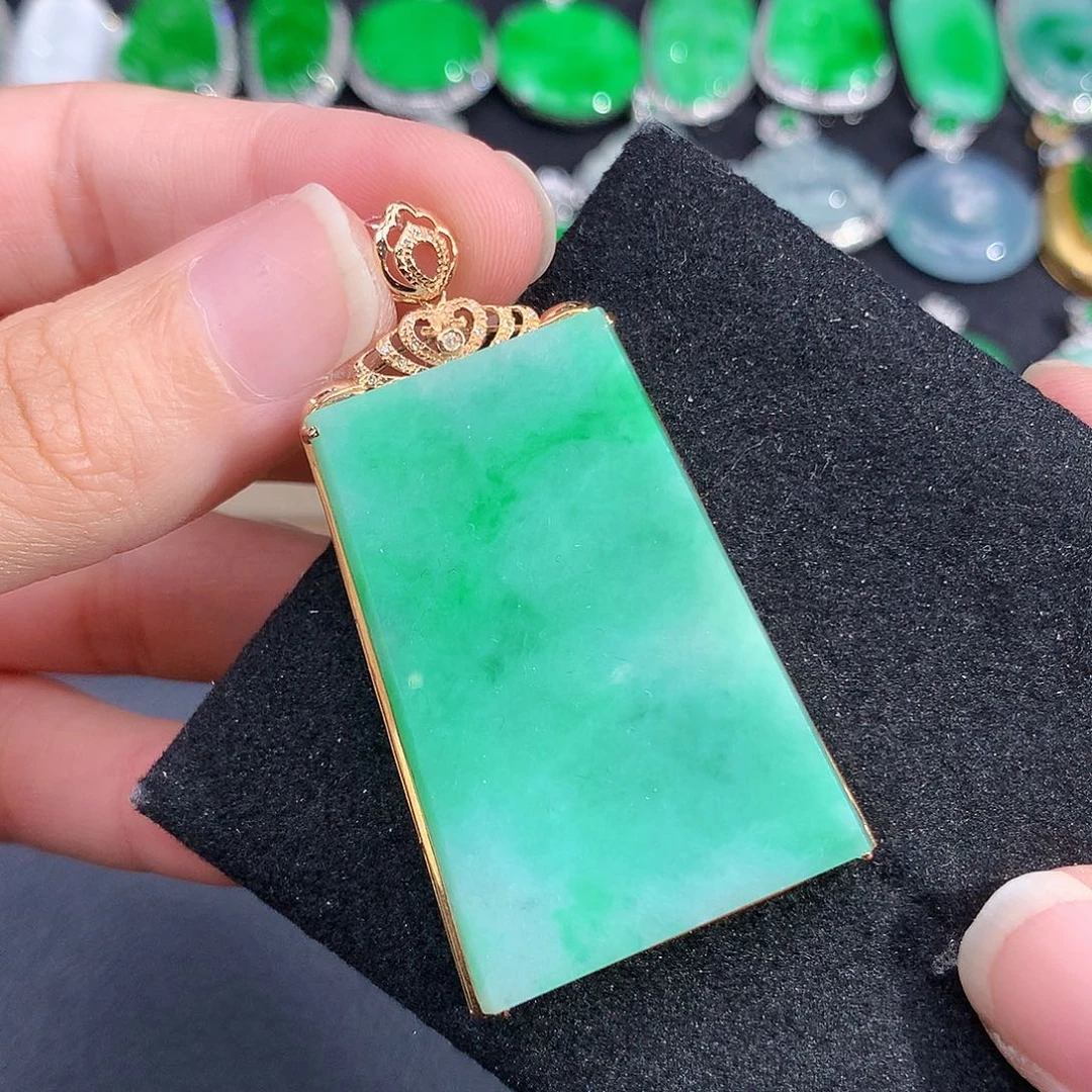 翡翠18K金镶嵌颈饰