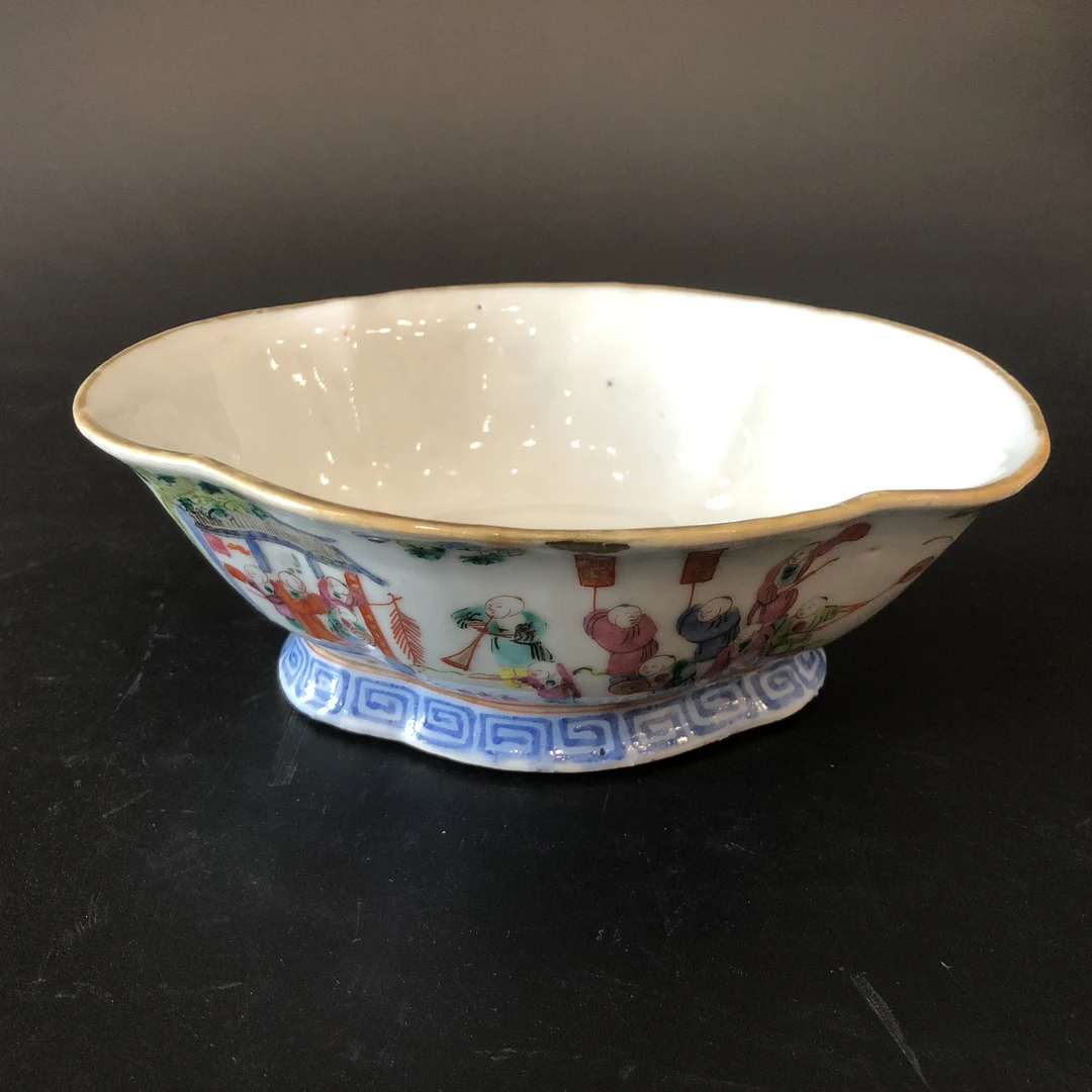 25100371 清光绪粉彩百子龙灯图高足贡碗 长：18.8cm*14.5cm