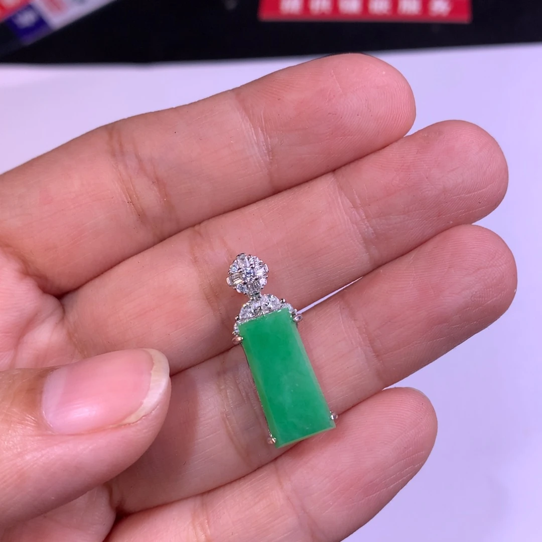 翡翠未镶嵌颈饰无事牌