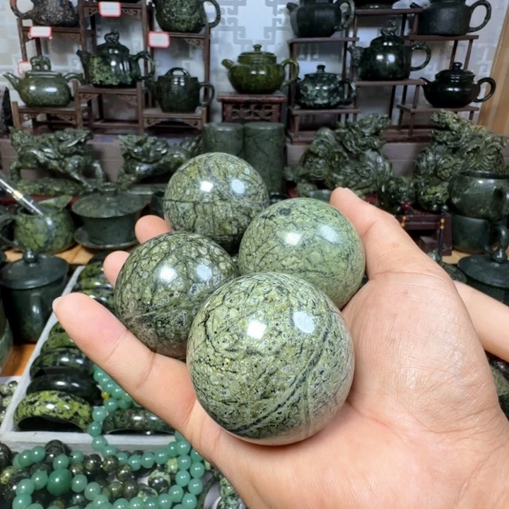 蛇纹石玉未镶嵌手球唐*梅